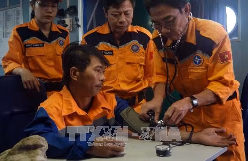 Đà Nẵng: Lai dắt tàu bị nạn cùng 4 thuyền viên về đất liền an toàn ảnh 1