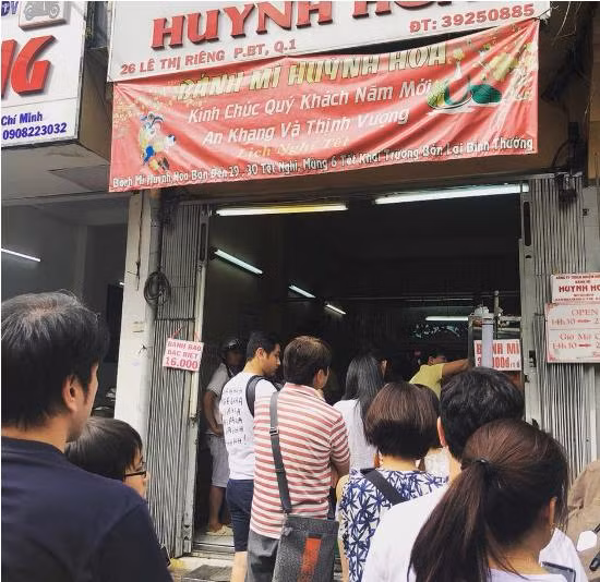 Có gì hấp dẫn trong tiệm bánh mì đông khách bậc nhất TP Hồ Chí Minh ảnh 1
