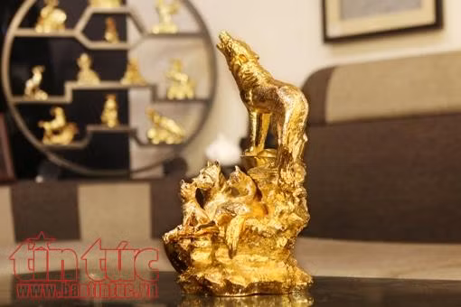 Đại gia chi hàng chục triệu đồng mua đồ mạ vàng làm quà Tết ảnh 3