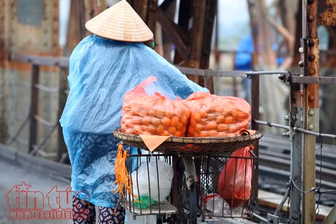 Hà Nội rét đậm, người lao động tê cóng trong mưa lạnh ảnh 9