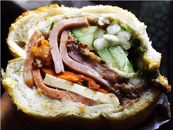 Có gì hấp dẫn trong tiệm bánh mì đông khách bậc nhất TP Hồ Chí Minh ảnh 2