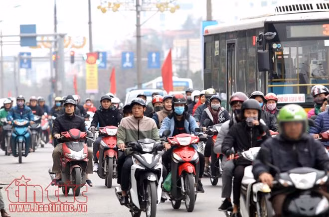Người dân ùn ùn về Hà Nội sau kỳ nghỉ Tết Dương lịch ảnh 2