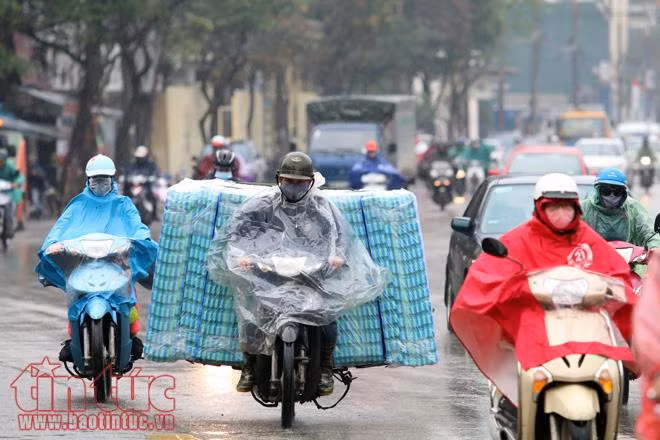 Hà Nội rét đậm, người lao động tê cóng trong mưa lạnh ảnh 1