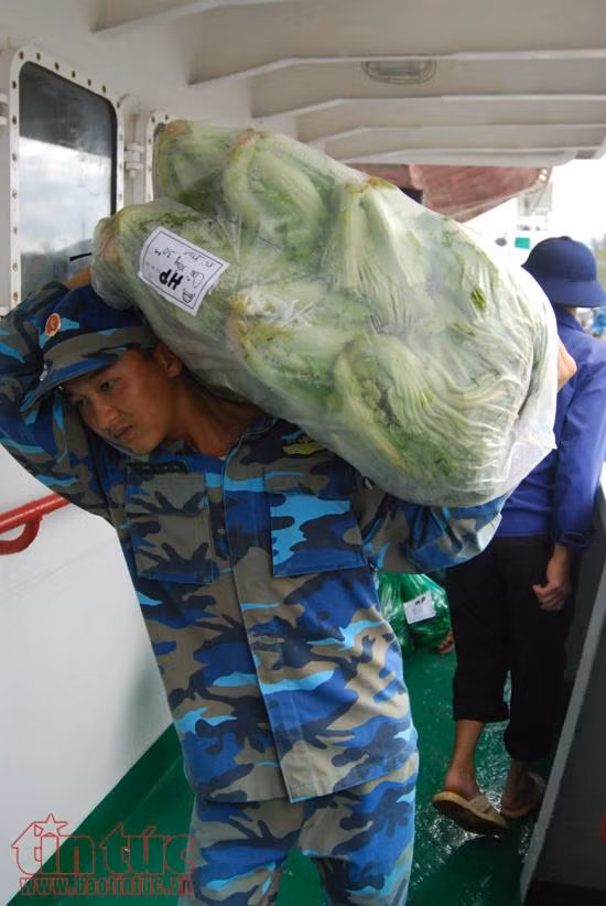 Những chuyến tàu Tết mang tình cảm của đất liền đến với quân dân Trường Sa ảnh 5