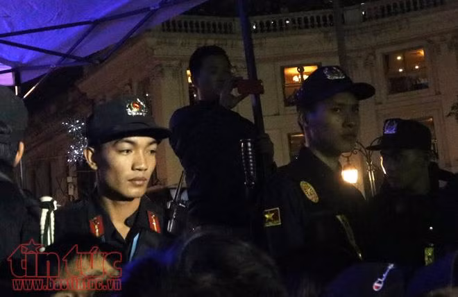 Người dân Hà Nội nô nức xuống đường đón chào năm mới ảnh 14