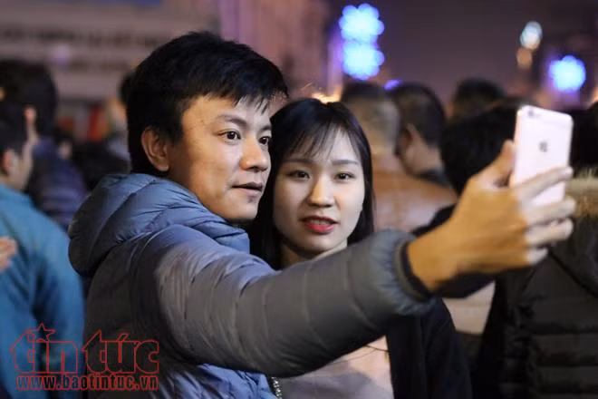 Người dân Hà Nội nô nức xuống đường đón chào năm mới ảnh 5