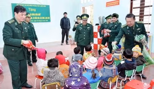 Chương trình 'Áo ấm mùa đông biên giới' đã đến tay đồng bào ảnh 2