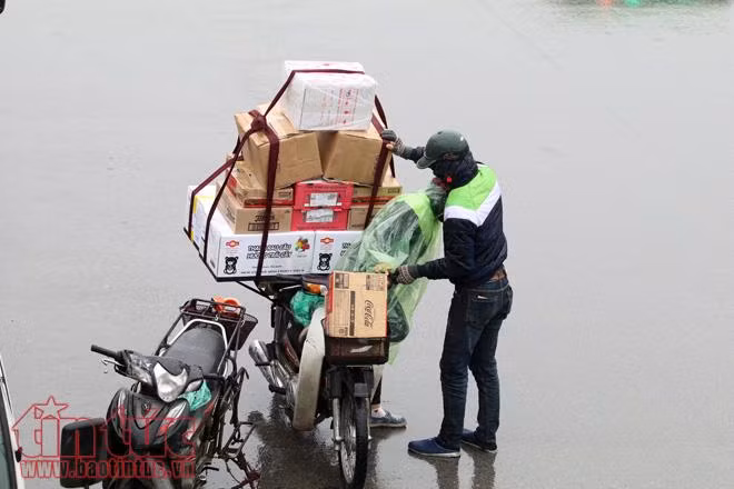 Hà Nội rét đậm, người lao động tê cóng trong mưa lạnh ảnh 17