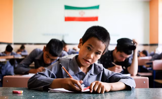 Lý do Iran cấm dạy tiếng Anh trong trường tiểu học ảnh 1