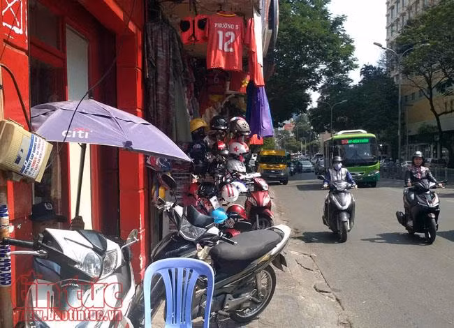 Vỉa hè quận 1 bát nháo sau khi ông Đoàn Ngọc Hải có đơn từ chức ảnh 2