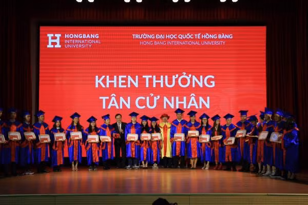 Trường Đại học Quốc tế Hồng Bàng trao bằng tốt nghiệp cho 1.543 tân khoa ảnh 1