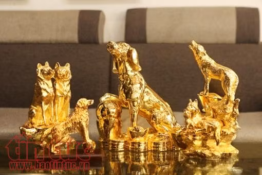 Đại gia chi hàng chục triệu đồng mua đồ mạ vàng làm quà Tết ảnh 2