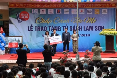 Trao tặng 418 tủ sách cho các trường tiểu học huyện Yên Định ảnh 1