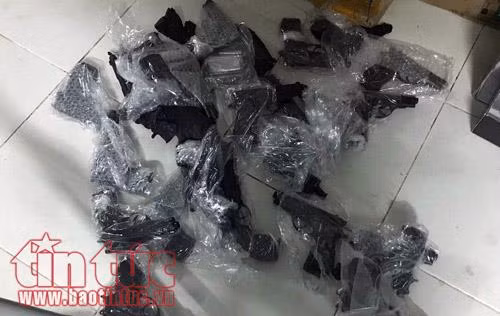 Ngoại ô TP Hồ Chí Minh phát hiện cả kho chứa đao kiếm, súng 'khủng' ảnh 3