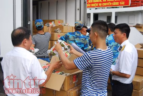 Những chuyến tàu Tết mang tình cảm của đất liền đến với quân dân Trường Sa ảnh 7