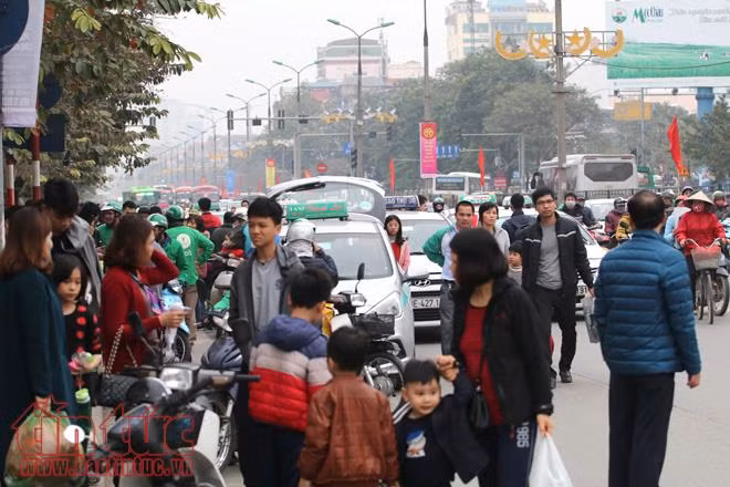 Người dân ùn ùn về Hà Nội sau kỳ nghỉ Tết Dương lịch ảnh 15