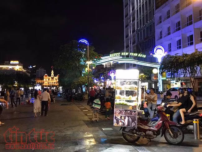 Hàng rong bủa vây phố đi bộ Nguyễn Huệ ảnh 7
