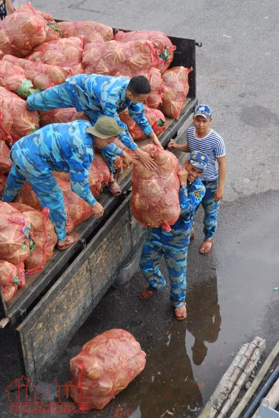 Những chuyến tàu Tết mang tình cảm của đất liền đến với quân dân Trường Sa ảnh 3