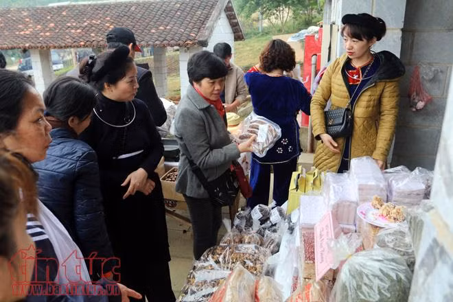 Rộn ràng phiên chợ Món ngon vùng miền tại Làng Văn hóa - Du lịch các dân tộc Việt Nam ảnh 3
