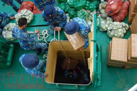 Những chuyến tàu Tết mang tình cảm của đất liền đến với quân dân Trường Sa ảnh 9