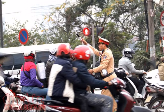 Người dân ùn ùn về Hà Nội sau kỳ nghỉ Tết Dương lịch ảnh 12