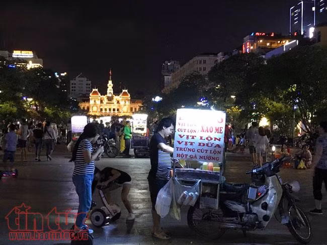 Hàng rong bủa vây phố đi bộ Nguyễn Huệ ảnh 2