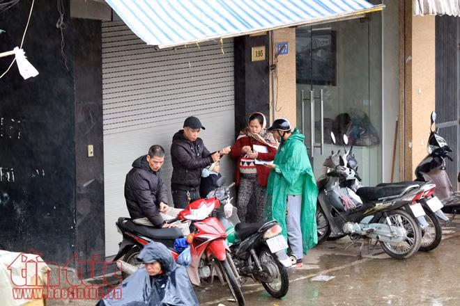 Hà Nội rét đậm, người lao động tê cóng trong mưa lạnh ảnh 14