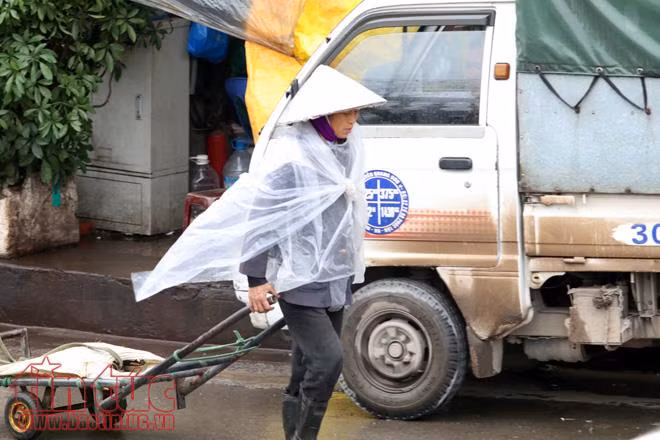 Hà Nội rét đậm, người lao động tê cóng trong mưa lạnh ảnh 6