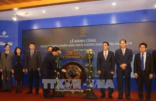 Khai trương phiên giao dịch chứng khoán đầu tiên năm 2018 ảnh 1
