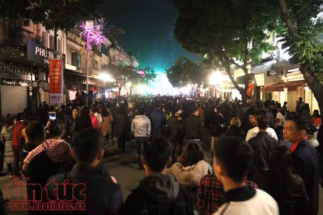 Người dân Hà Nội nô nức xuống đường đón chào năm mới ảnh 2