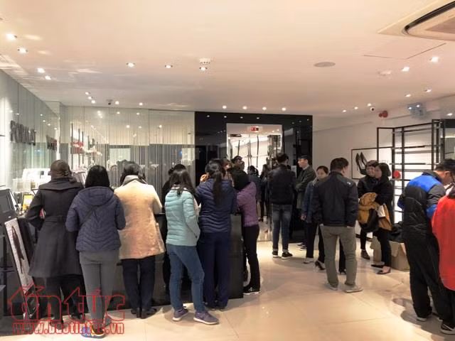 Chen chân săn hàng 'sale off' lúc... nửa đêm ảnh 1