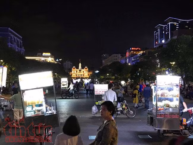 Hàng rong bủa vây phố đi bộ Nguyễn Huệ ảnh 1