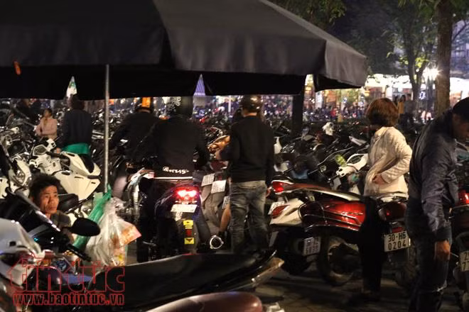 Người dân Hà Nội nô nức xuống đường đón chào năm mới ảnh 15