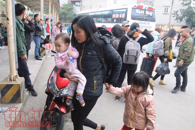 Người dân ùn ùn về Hà Nội sau kỳ nghỉ Tết Dương lịch ảnh 6