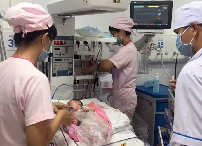 Cứu sống bé sơ sinh lộ hết ruột gan ra ngoài thành bụng ảnh 1