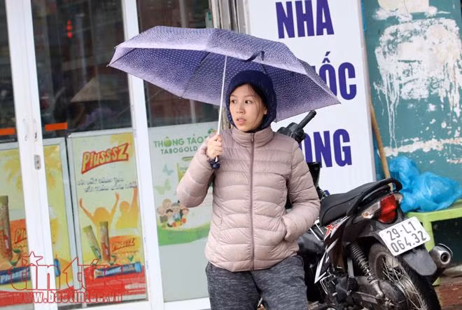 Hà Nội rét đậm, người lao động tê cóng trong mưa lạnh ảnh 4
