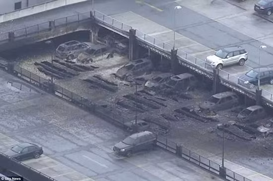 Hiện trường kinh hoàng vụ 1.400 ô tô bị lửa nóng nghìn độ thiêu rụi trong đêm ảnh 5