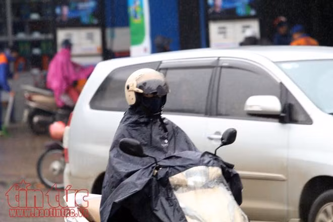 Hà Nội rét đậm, người lao động tê cóng trong mưa lạnh ảnh 2