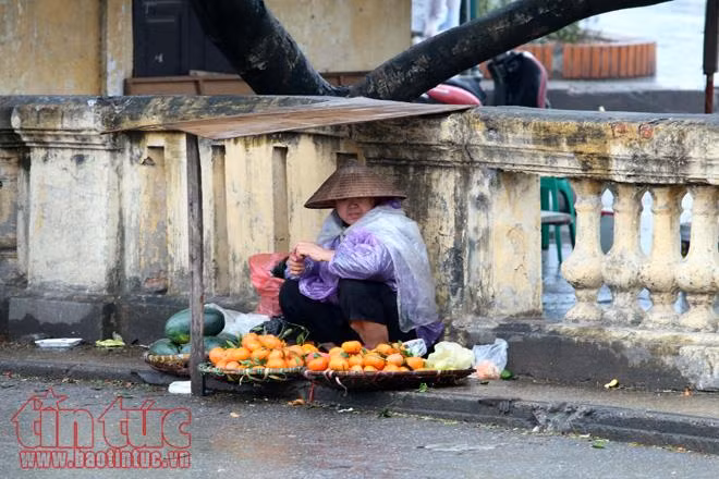 Hà Nội rét đậm, người lao động tê cóng trong mưa lạnh ảnh 5