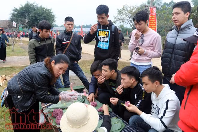 Rộn ràng phiên chợ Món ngon vùng miền tại Làng Văn hóa - Du lịch các dân tộc Việt Nam ảnh 2