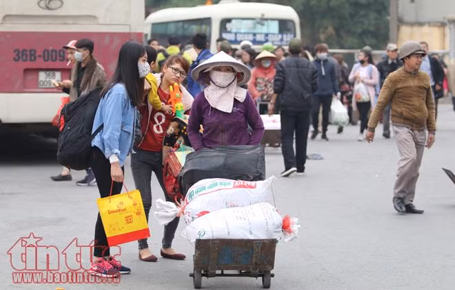 Người dân ùn ùn về Hà Nội sau kỳ nghỉ Tết Dương lịch ảnh 14