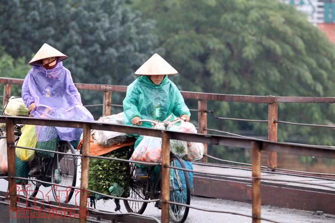 Hà Nội rét đậm, người lao động tê cóng trong mưa lạnh ảnh 12