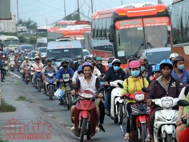 Người dân ùn ùn về quê nghỉ Tết, các cửa ngõ TP Hồ Chí Minh ùn ứ ảnh 2