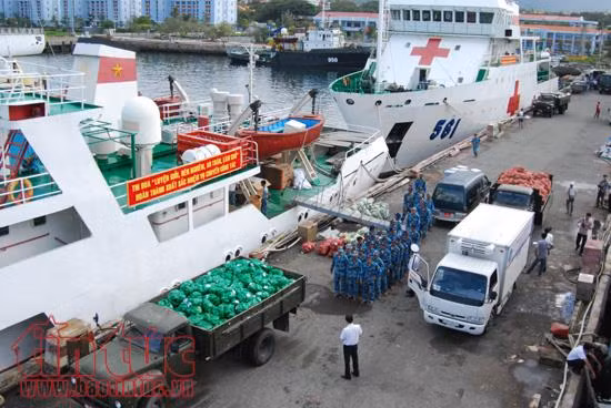 Những chuyến tàu Tết mang tình cảm của đất liền đến với quân dân Trường Sa ảnh 1
