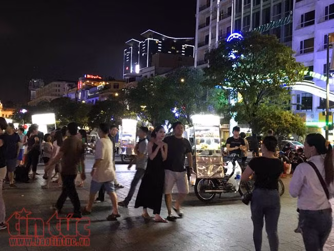 Hàng rong bủa vây phố đi bộ Nguyễn Huệ ảnh 6