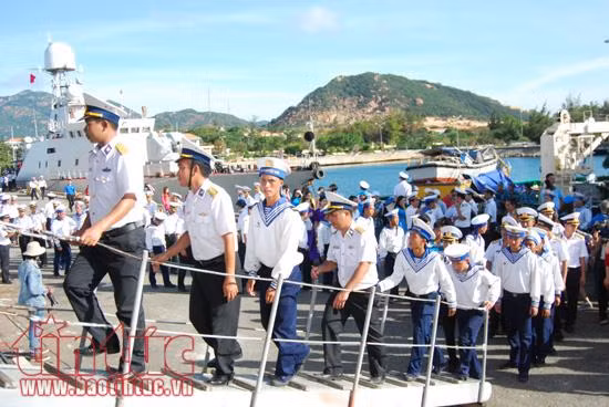 Hàng trăm tấn hàng và nhu yếu phẩm, quà Tết rời cảng Cam Ranh đến với Trường Sa ảnh 2