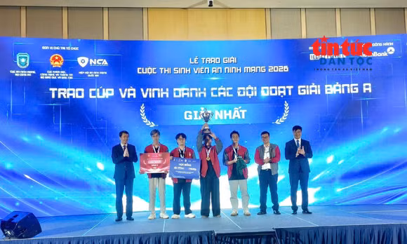 Trao giải cho đội vô địch cuộc thi sinh viên an ninh mạng 2026 cho đội đến từ Học viện Công nghệ Bưu chính Viễn thông.