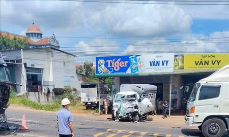Xe đầu kéo va chạm xe tập lái làm 2 người thương vong