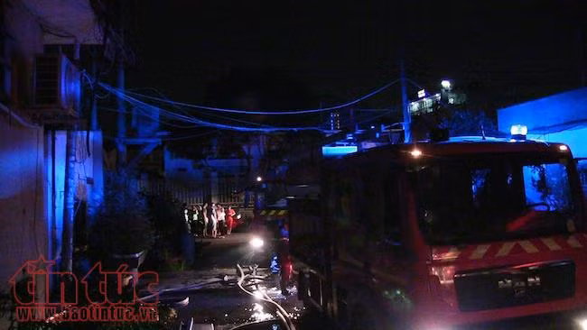 Cháy kho xưởng rộng hàng trăm m2, công nhân sơ tán khẩn cấp ảnh 2