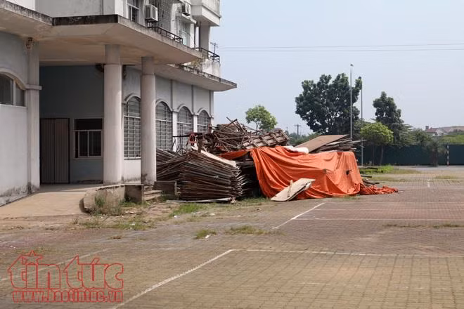 Hoang tàn ba tòa nhà bỏ không tại Hà Nội bị đề nghị đập bỏ ảnh 2